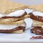 mikrofalówka s 'mores na białym talerzu