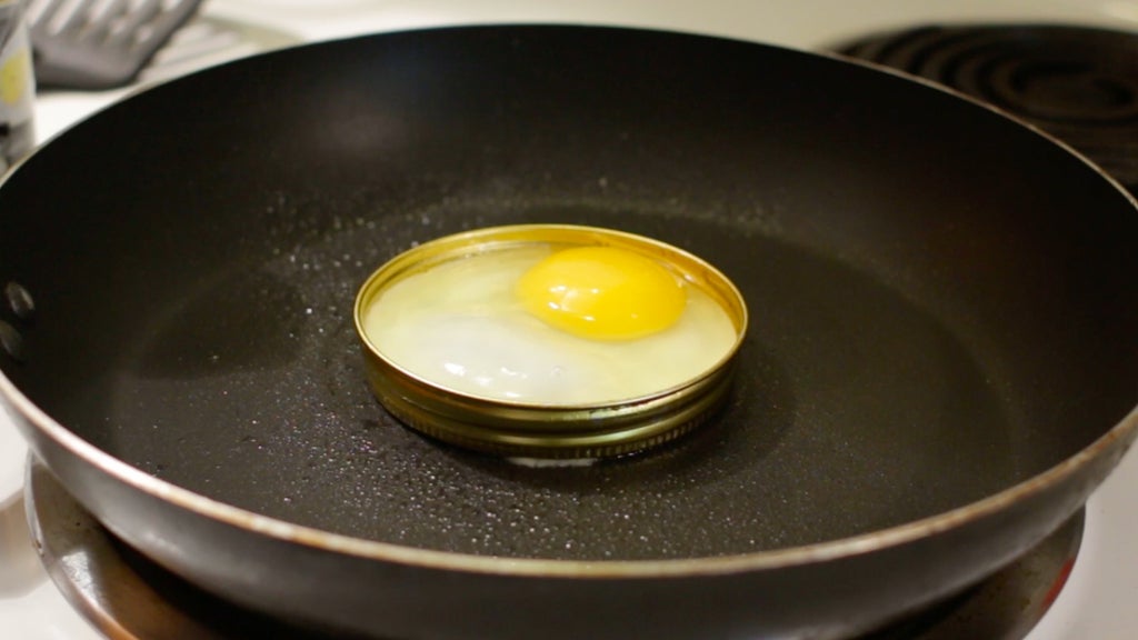 How to Cook Eggs in a Mason Jar Ring