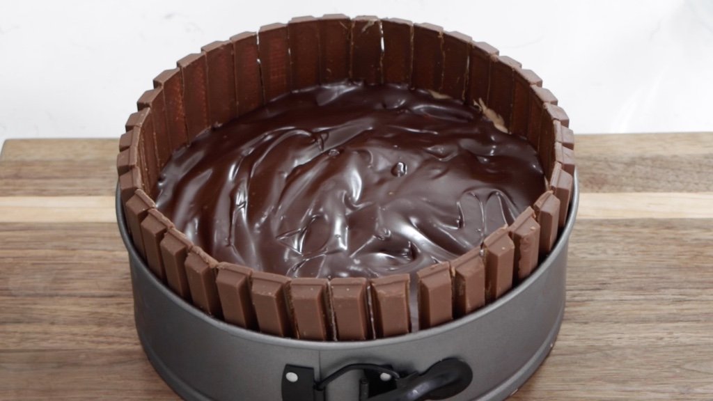 Chilled no bake chocolate cheesecake with Kit Kats