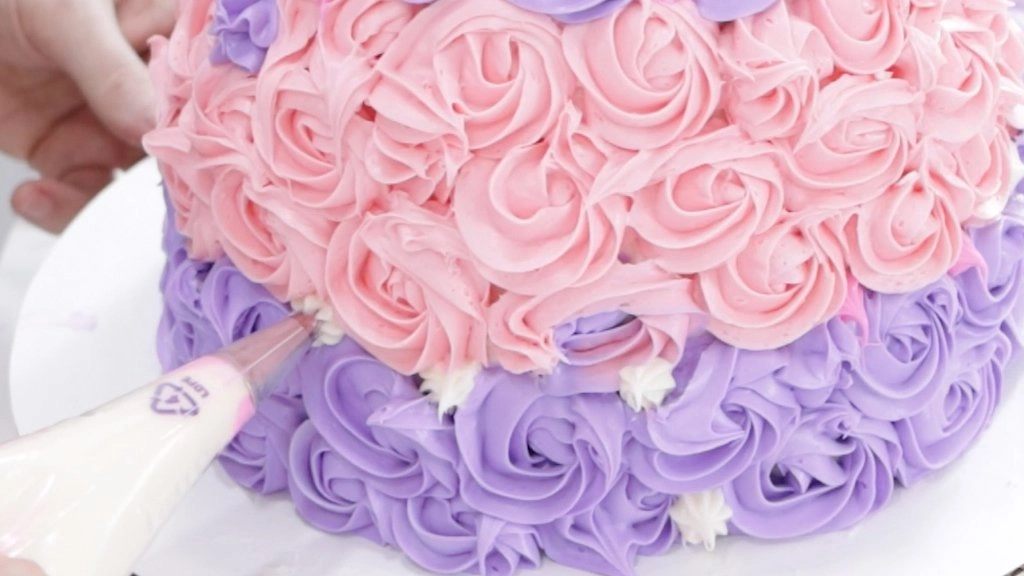 Hand piping on white stars made of frosting.