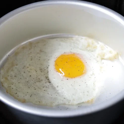 https://www.inthekitchenwithmatt.com/wp-content/uploads/2023/01/how-to-cook-a-fried-egg-in-air-fryer-500x500.webp
