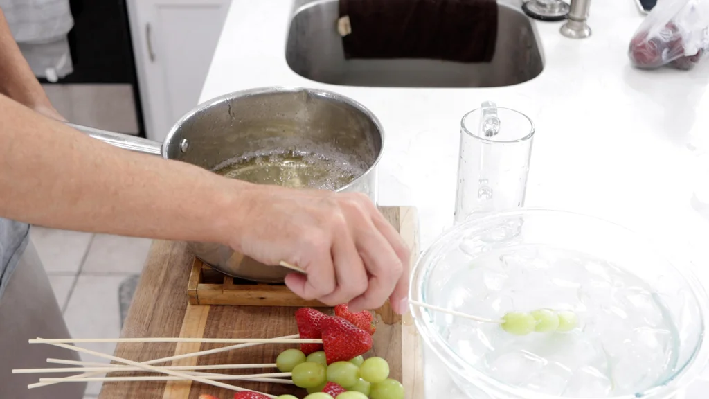 dipping Tanghulu in ice water.